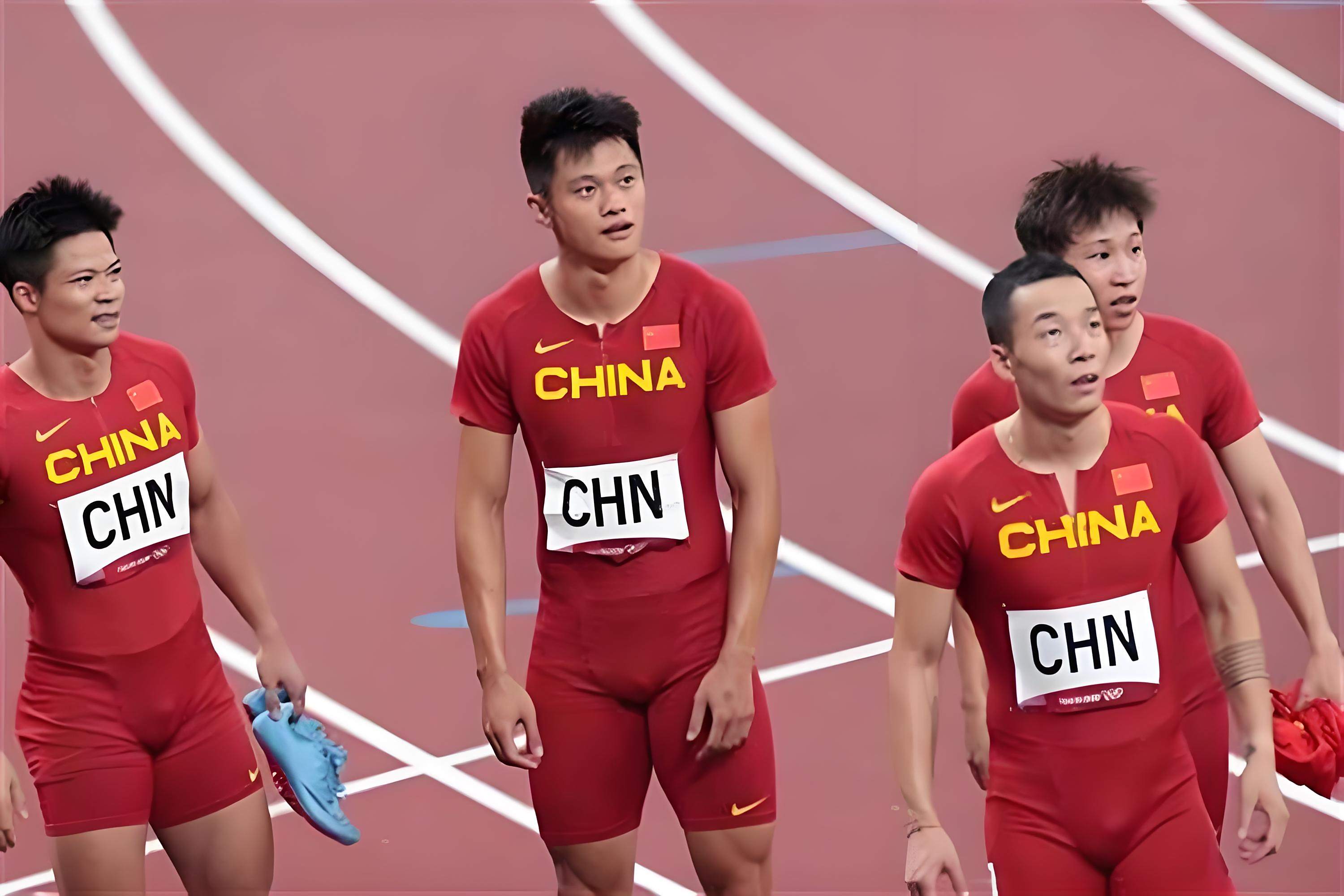 队员高速奔跑，为胜利全力以赴