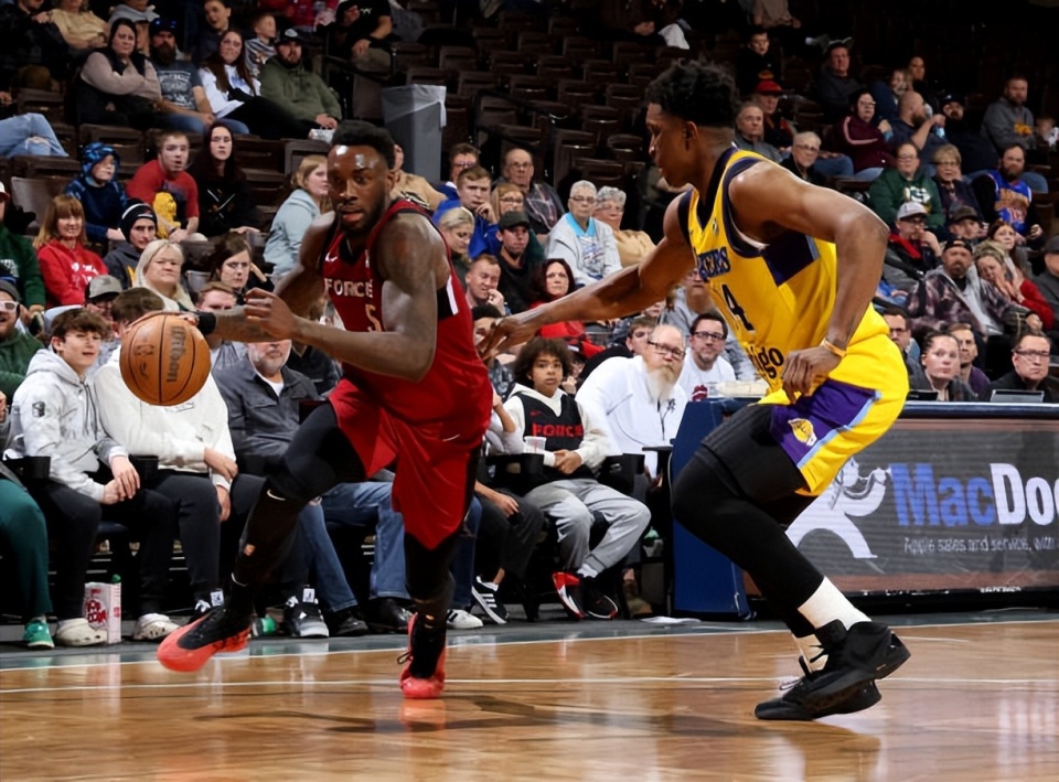 关于热火主场力克开拓者系列赛2比2的信息 关于热火主场力克开拓者系列赛2比2的信息